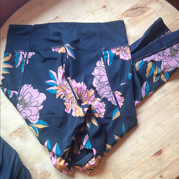 Floral Patterned Leggings and bra set - Picture 4 of 8